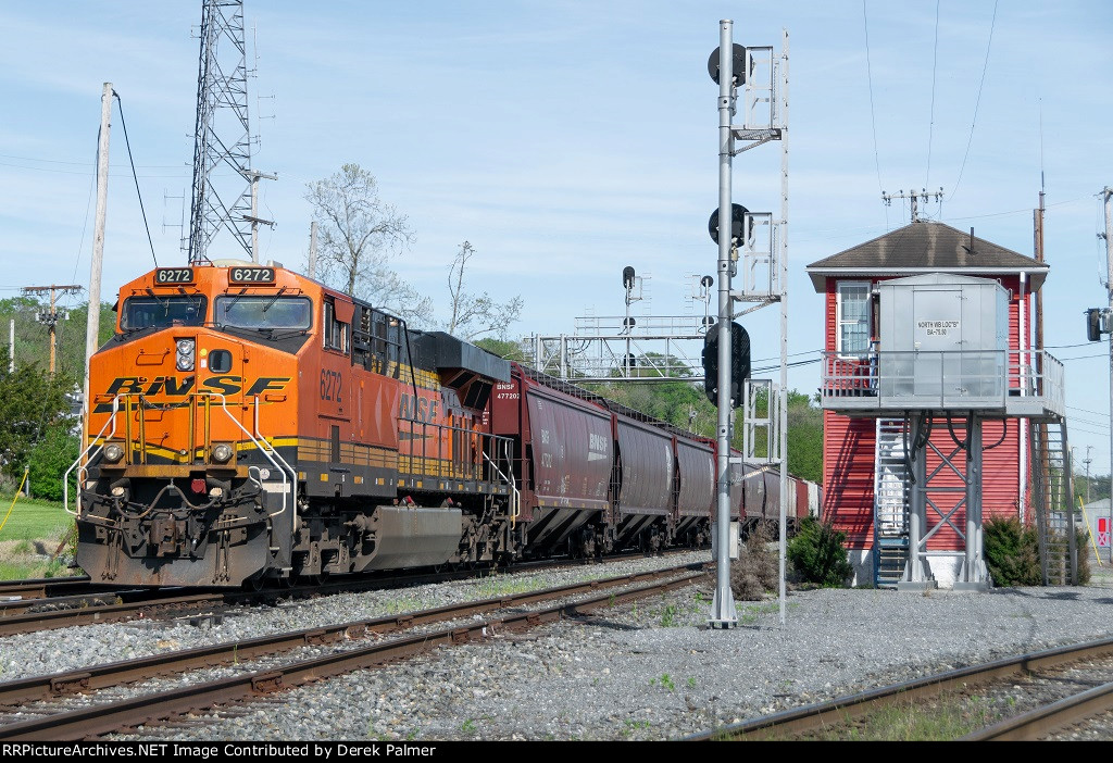 BNSF 4272 arriving Brunswick